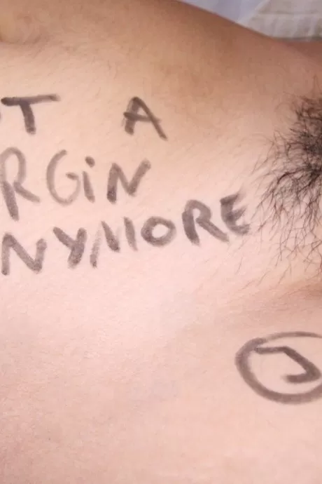 Кудрявый азиатский подросток Манилен сосет и трахает толстый член возбужденного туриста