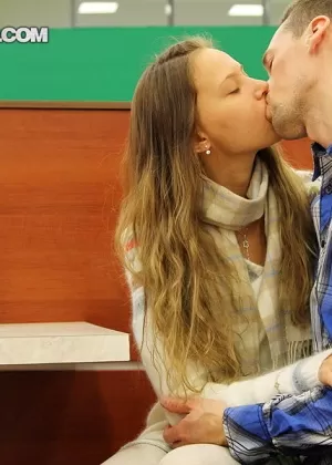 Зрелая блондинка показывает свои проколотые соски, раздеваясь в первый раз