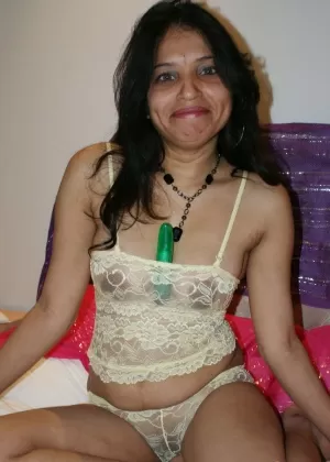 Индийская мамаша Дель Хари сочится спермой из киски после внутреннего камшота