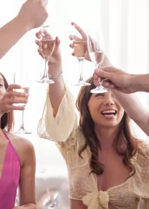 Три стриптизерши по очереди скачут на петухах, находясь на сцене