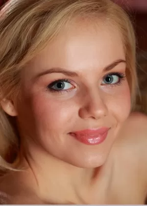 Возбужденная молоденькая Дженис А раздевается, чтобы показать маленькие сиськи, растекающиеся по голой лысой пизде