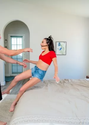 Молоденькая блондинка Киара Коул засовывает секс-игрушку в свою подстриженную киску на кухонном столе