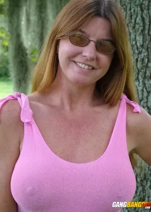 Соло девушка Осень Джейд обнажает лысую пизду и огромные сиськи милф порнозвезд на открытом воздухе