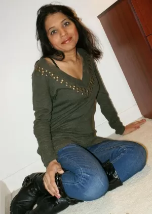 Индийская жена Прия Анджели Рай показывает свои сиськи и теребит пальцами свою киску