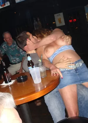 Пухленькую любительницу Эмили Линн поджаривают на вертеле во время ее порнопробы