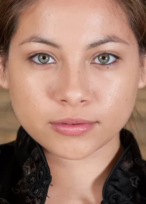 Толстая девушка-подросток Дейзи Леон снимает свой шланг, чтобы показать свой бобер