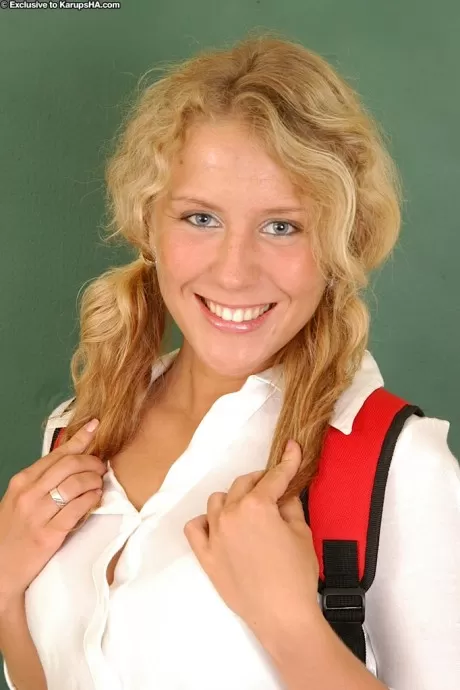 Молодая блондинка Лита снимает милые трусики перед тем, как занять место в классе в обнаже 3