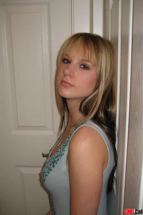 Грязная блондинка любительница хватает свои сиськи после того, как освободила их от платья