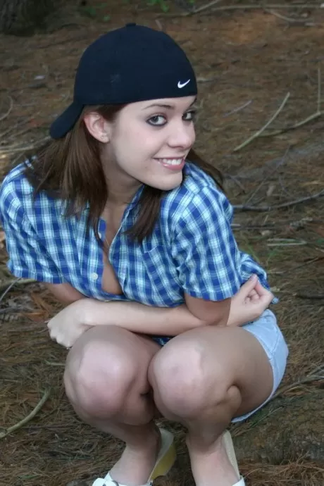 Симпатичная девчонка-сорванец Серена снимает лифчик с расстегнутой рубашк 10