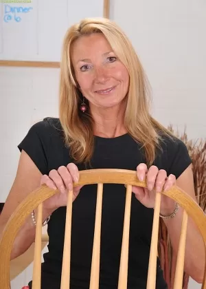 Зрелая блондинка милфа Пэм Робертс раздвигает более 50 киск крупным планом