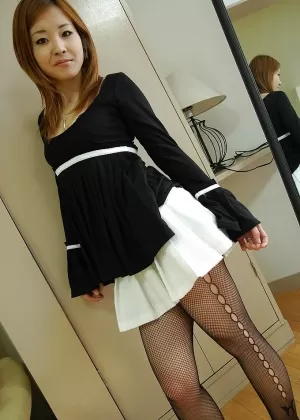 Азиатская красотка Чие Куду раздевается и обнажает свою волосатую пизду крупным планом