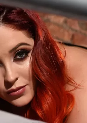 Блондинка-любительница Каро снимает блейзер, чтобы позировать обнаженной в лифчике и колготках