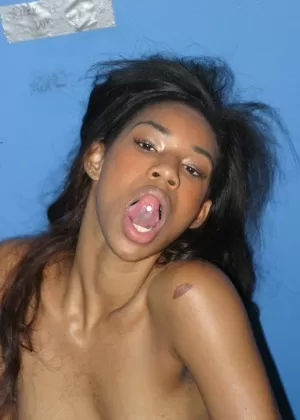 Симпатичная девушка получает сперму в рот от Би-би-си во время действия в проститутке