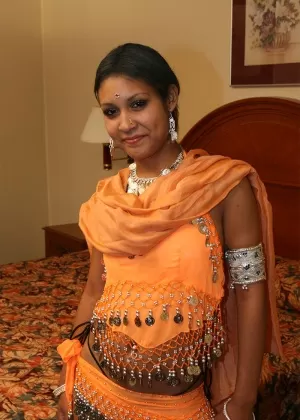 Сексуальная индианка Надя Али неравнодушна к большим черным членам