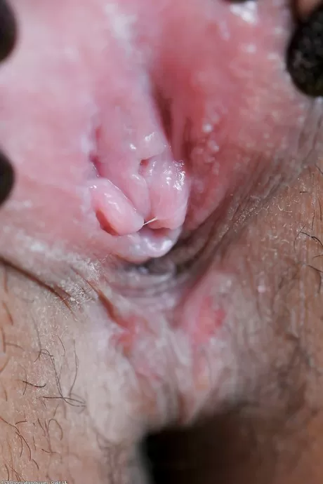 Молодая филиппинская модель Челле дебютирует обнаженной моделью в сетчатых чулках