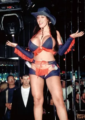 Девушка-подросток в штанах из спандекса мелькает мимо бегунов трусцой и идет домой мастурбировать