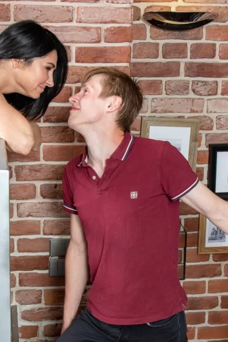 Темноволосая леди Ева Блэк занимается сексом со своим пасынком н 2