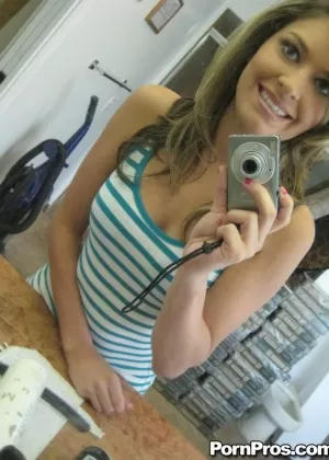 Бывшая девушка Виктория Лоусон делает селфи топлесс в зеркале ванной комнаты 52271158