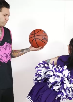 Любительская красотка Джоанна Энджел дразнит свою милфову задницу в костюме болельщицы