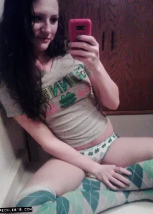 Любительская девушка с веснушками 18 лет делает селфи топлесс в милых трусиках 95254262