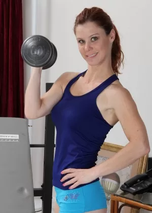 Подтянутая 30-летняя леди Джессика Адамс качает железо в обнаженном виде во время домашней тренировки