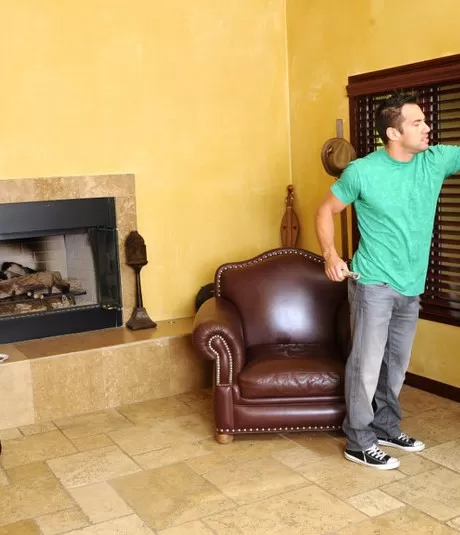 Худенькие девушки Вера Кинг и Вина Скай занимаются сексом втроем с большим членом