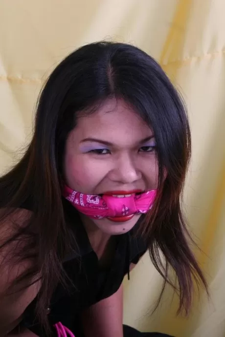 Сексуальную Азиатку привязали к стулу и ущипнули за промежность