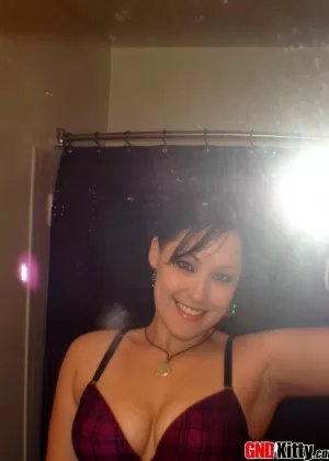 Китти расстегивает рубашку, чтобы показать свой обтягивающий бюстгальтер fredricks 15031757