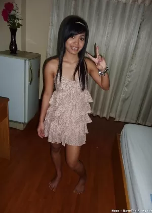 Симпатичная азиатка принимает душ после анального секса с секс-туристом