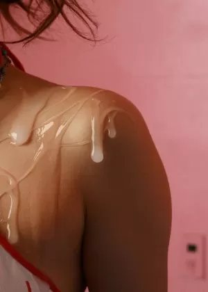 Кудрявая фетишистка развлекается в грязной частично одетой одежде с фальшивым членом и спермой