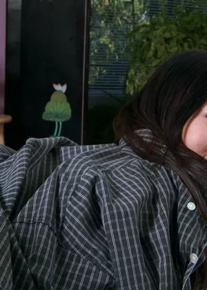 Азиатская милашка Литта сдвигает коричневые колготки в сторону, чтобы показать киску первого таймера