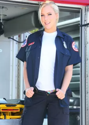 Возбужденная красотка в униформе медсестры раздевается, чтобы показать свое потрясающее горячее тело