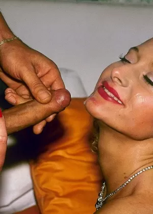 Белокурая цыпочка с красными губами примерно 1975 года рождения трахается сразу с 2 мужчинами