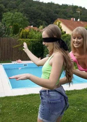 Фитнес-девушка снимает шорты, чтобы позаниматься без трусиков и показать зияющую киску на открытом воздухе