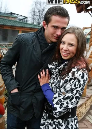 Брюнетка студентка Даша делает своему парню минет перед тем, как они трахаются