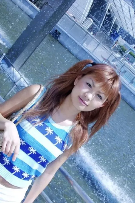 Японская шлюха Аки с гордостью демонстрирует свое подтянутое тело и волосатую сексуальную киску