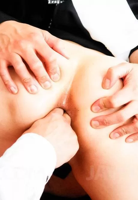 Азиатка Хитоми Кану лижет два твердых члена и трахает 3