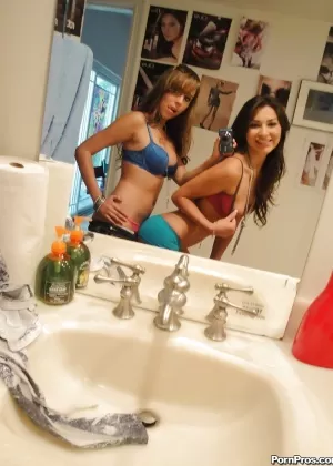 Латиноамериканские подростки Элла Милано и Эй Джей Эстрада развратная лесбийская фотосессия