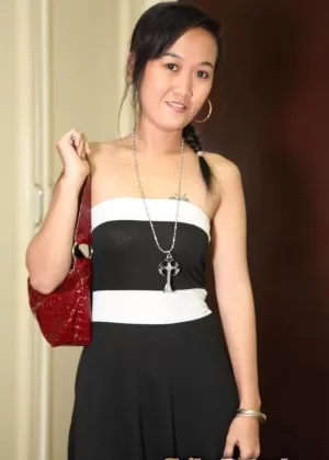 Азиатская модель Лана Крофт раздевается топлесс, прежде чем натянуть шланг на свою задницу