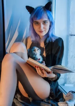 Синеволосая Китти Вилетт показывает свои упругие горячие соски выставляет напоказ сексуальные босые ноги