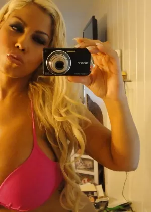 Красивая любительница Кэти Бэнкс делает селфи, снимая прозрачное бикини