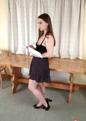 Миниатюрная европейская милфа Ольга Кабаева снимает одежду, чтобы поиграть с лобковыми волосами