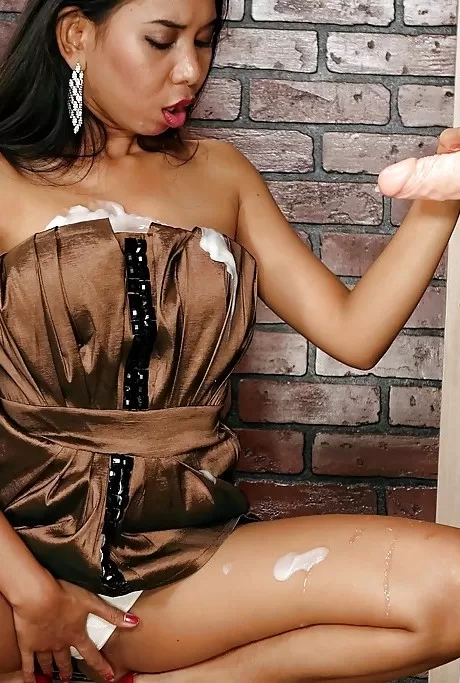 Азиатка Синди Старфолл ест сперму после секса с парой белых парней