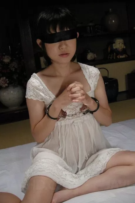 Миниатюрной японской девушке Аобе Ито завязывают глаза перед грязной групповухой