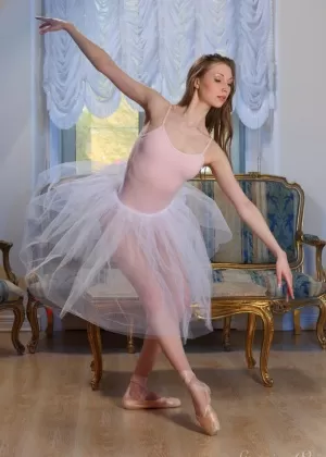 Красивая 18-летняя балерина Аннетт А раздевается в сольном действии
