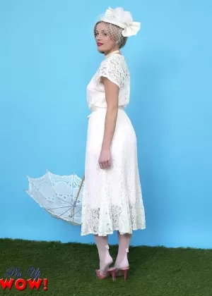 Стройная девушка с ретро-стрижкой и волосатой муфтой принимает член в свою задницу