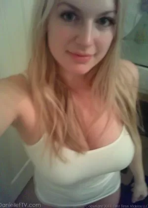 Большая сиськастая блондинка любительница Даниэль делает непослушные селфи по всему дому