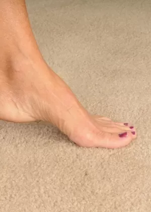 Грудастая зрелая женщина мастурбирует дилдо во время принятия ванны