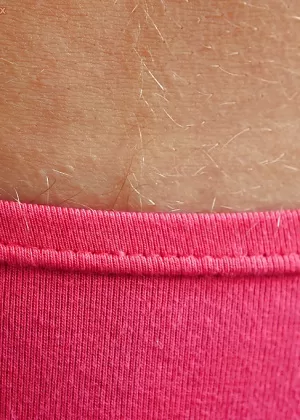 Брюнетка средних лет Франческа с гордостью демонстрирует свою волосатую вагину