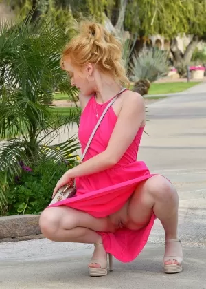 Белая девушка Крисси Фокс щеголяет без нижнего белья, когда мочится у входа в парк